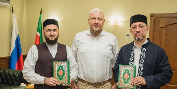 ПРЕЗИДЕНТ АПМ РФ ВРУЧИЛ УНИКАЛЬНЫЙ КОРАН МУФТИЮ РЕСПУБЛИКИ ТАТАРСТАН